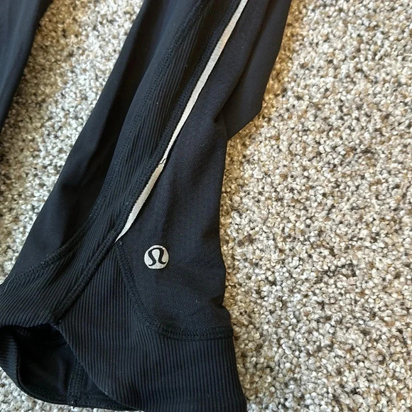 Lululemon Cropped Running Tights with reflective stripes, Size 8 - Picture 2 of 6